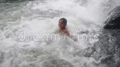 在热带丛林的瀑布下，快乐美丽的女人在溪<strong>水下</strong>放松。 慢动作。 1920x1080，<strong>高清</strong>